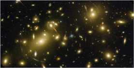 Billede af galaksehoben Abell 2218 hvor bagvedliggende galaksers lys afbjes af hobens tyngde og derfor viser sig som buer. Foto HST.